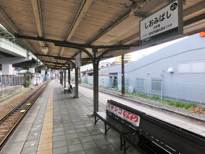 古いベンチがそのままの汐見橋駅ホーム